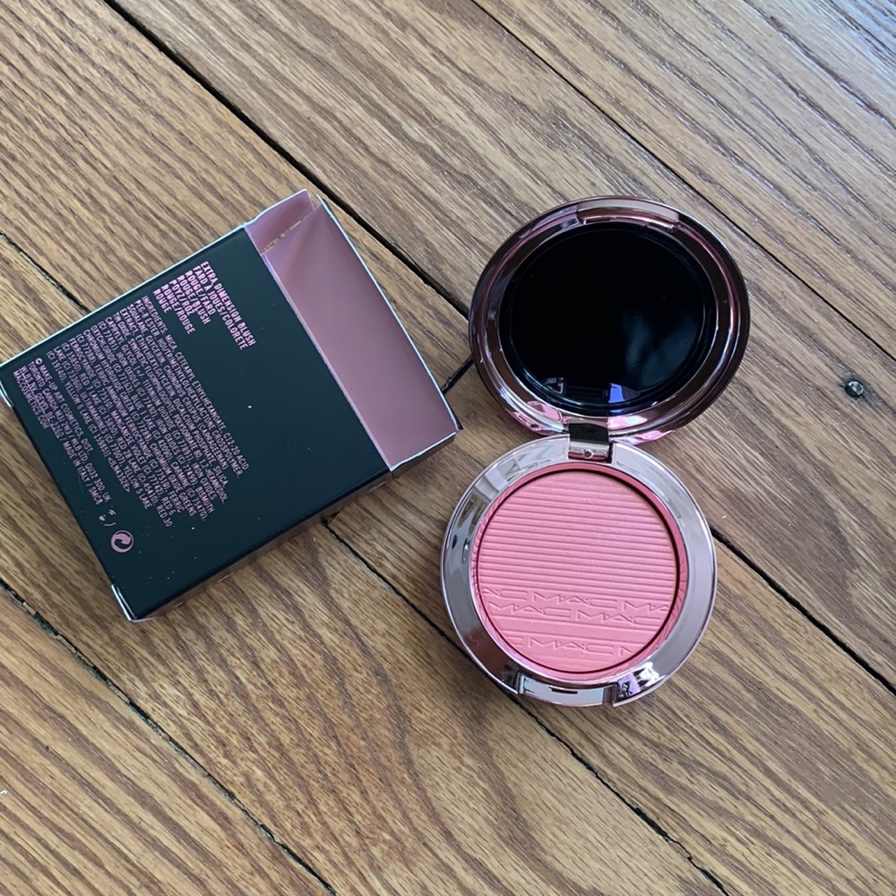 Mac extra dimension blush color: look, dont touch!